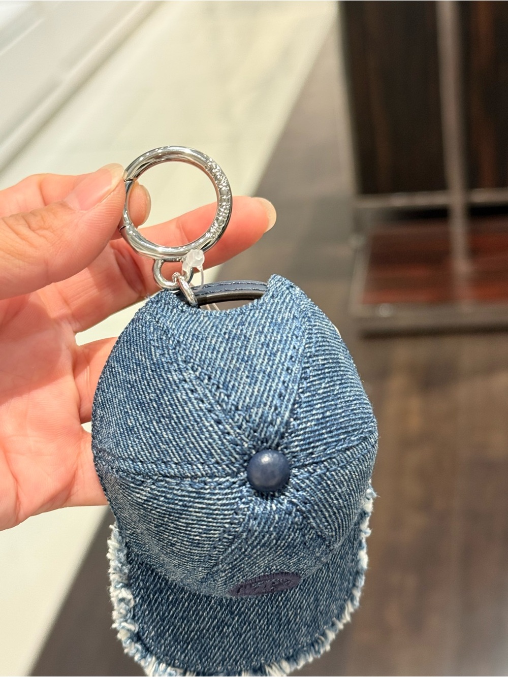 MICHAEL KORS Colgante para bolso de gorra de béisbol en denim - Picture 3 of 6